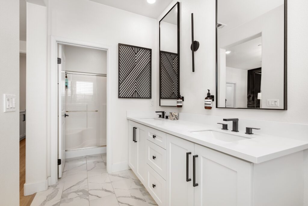modern,bathroom,interior,with,dual,sinks,,black,fixtures,,and,geometric