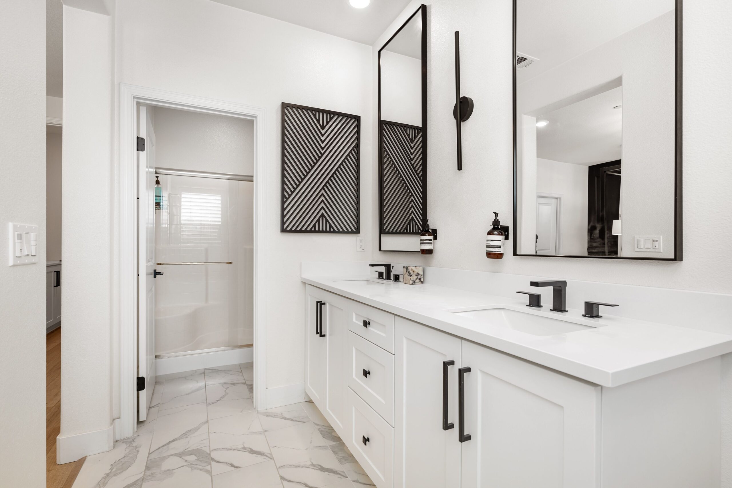 modern,bathroom,interior,with,dual,sinks,,black,fixtures,,and,geometric